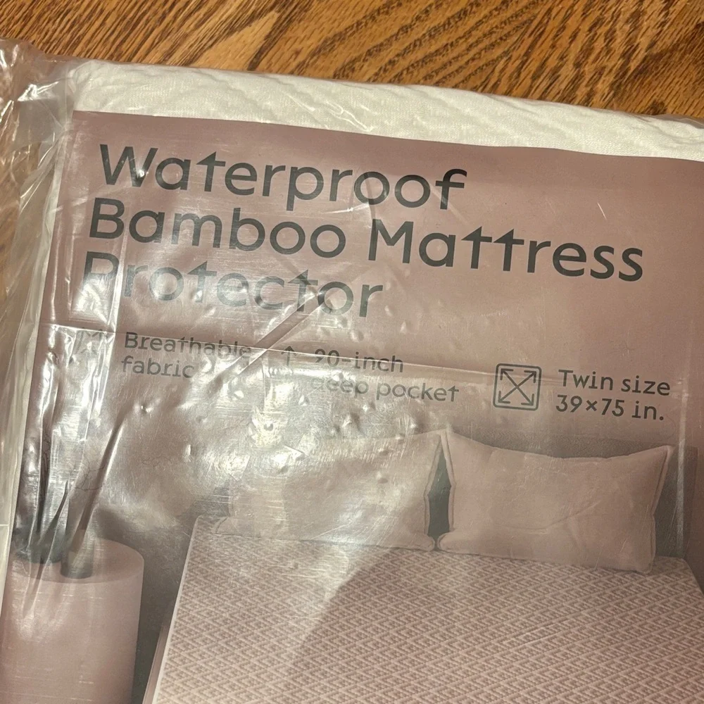 Niagara-Waterproof Bamboo Mattress Protector Twin bed - Cream NWT